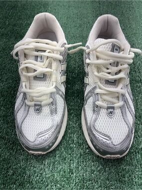 New Balance Women's White and Silver Athletic Sneakers